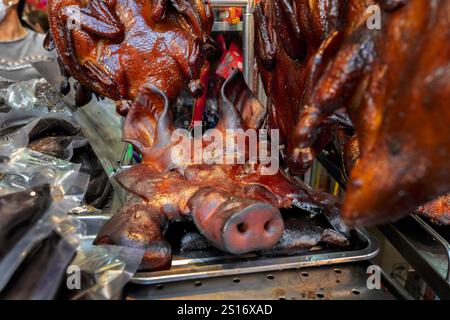 Chinesisches Neujahrsfest, Entenbraten, Schweinebraten und Schweinebraten auf dem Chinatown Markt in Bangkok stehen den Kunden zur Auswahl. Stockfoto