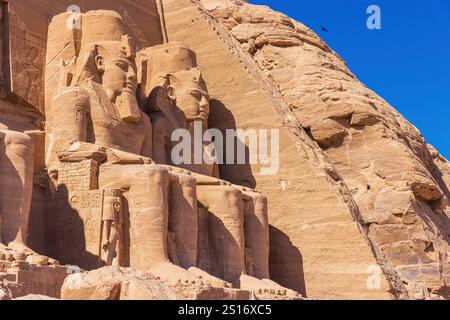 Riesige Statuen am Abu Simbel Tempel in Südägypten Abu Simbel Tempel in Südägypten neben dem Nasser See. Tempel des Pharao Ramses II. Abu Simbel Stockfoto