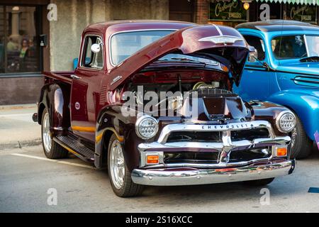 Ein zweifarbiger, brauner 1954 Chevrolet 3100 Pickup Truck auf einer Autoshow in der Innenstadt von Auburn, Indiana, USA. Stockfoto