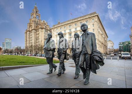 Bronzestatuen der vier Beatles, die der Bildhauer Andy Edwards vor den Liver-Gebäuden am Pier von Liverpool am Ufer geschaffen hat Stockfoto