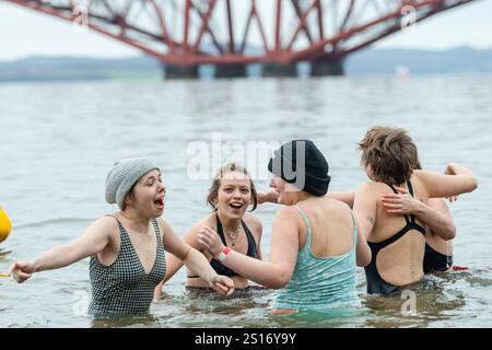 South Queensferry, Großbritannien. Januar 2025. Die Menschen nehmen am jährlichen „Loony Dook“ Teil, um den Neujahrstag 2025 zu feiern. Quelle: Euan Cherry/Alamy Live News Stockfoto