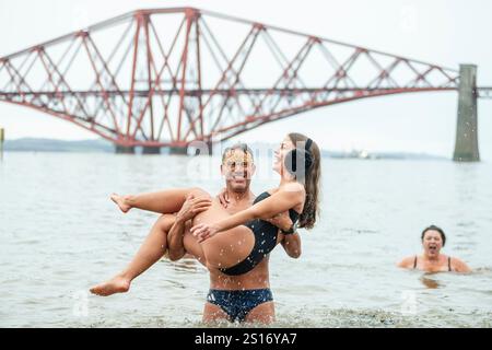 South Queensferry, Großbritannien. Januar 2025. Die Menschen nehmen am jährlichen „Loony Dook“ Teil, um den Neujahrstag 2025 zu feiern. Quelle: Euan Cherry/Alamy Live News Stockfoto