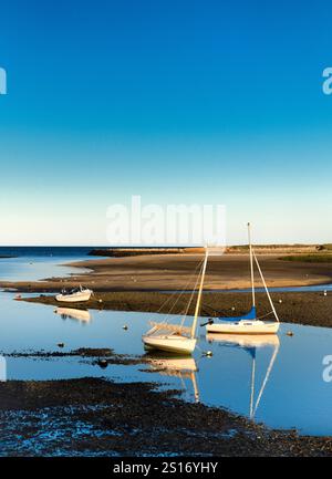 Segelboote bei Ebbe in Pamet Harbor, Truro, Cape Cod. Stockfoto