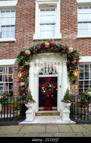 No 35 Rodney Street, eine Straße georgianischer Architektur Häuser in der Merseyside Stadt Liverpool, dekoriert für die festliche weihnachtszeit Stockfoto