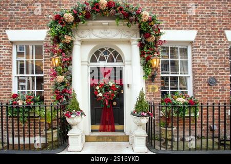 No 35 Rodney Street, eine Straße georgianischer Architektur Häuser in der Merseyside Stadt Liverpool, dekoriert für die festliche weihnachtszeit Stockfoto