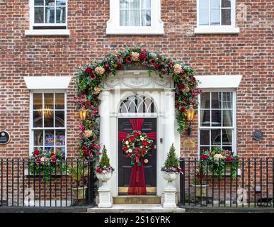No 35 Rodney Street, eine Straße georgianischer Architektur Häuser in der Merseyside Stadt Liverpool, dekoriert für die festliche weihnachtszeit Stockfoto
