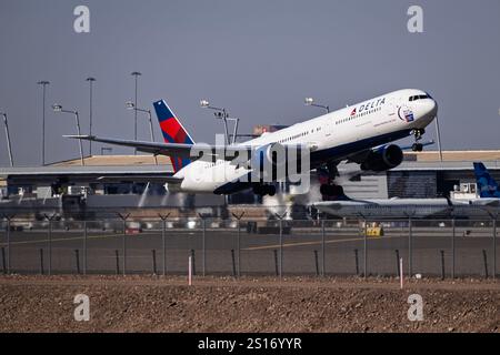 Internationaler Flughafen Sky Harbor 12-28-2024 Phoenix, AZ USA Delta Airlines Boeing 7657-400 N841MH Abfahrt ab 7L am Sky Harbor Intl. Flughafen. Stockfoto