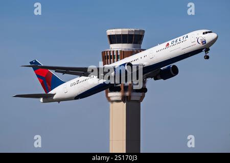 Internationaler Flughafen Sky Harbor 12-28-2024 Phoenix, AZ USA Delta Airlines Boeing 7657-400 N841MH Abfahrt ab 7L am Sky Harbor Intl. Flughafen. Stockfoto