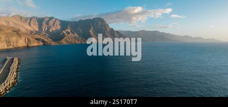 Luftaufnahme der Westküste von Gran Canaria, Spanien. Berge mit Blick auf das Meer, die zerklüftete Küste und den Atlantischen Ozean. Puerto de las Nieves. Kanarienvogel Stockfoto