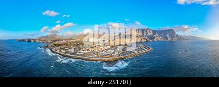 Aus der Vogelperspektive von Puerto de las Nieves, Gran Canaria, Spanien. Abfahrtsort für Fähren zu anderen Kanarischen Inseln 09/06/2024 Stockfoto