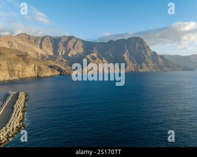 Luftaufnahme der Westküste von Gran Canaria, Spanien. Berge mit Blick auf das Meer, die zerklüftete Küste und den Atlantischen Ozean. Puerto de las Nieves. Kanarienvogel Stockfoto