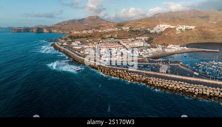 Aus der Vogelperspektive von Puerto de las Nieves, Gran Canaria, Spanien. Abfahrtsort für Fähren zu anderen Kanarischen Inseln 09/06/2024 Stockfoto