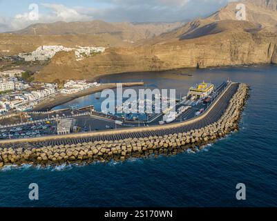 Aus der Vogelperspektive von Puerto de las Nieves, Gran Canaria, Spanien. Abfahrtsort für Fähren zu anderen Kanarischen Inseln 09/06/2024 Stockfoto