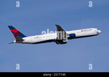 Internationaler Flughafen Sky Harbor 12-28-2024 Phoenix, AZ USA Delta Airlines Boeing 7657-400 N841MH Abfahrt ab 7L am Sky Harbor Intl. Flughafen. Stockfoto