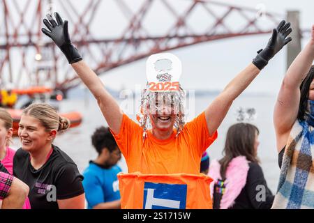 South Queensferry, Großbritannien. Januar 2025. Die Menschen nehmen am jährlichen „Loony Dook“ Teil, um den Neujahrstag 2025 zu feiern. Quelle: Euan Cherry/Alamy Live News Stockfoto