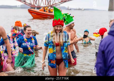 South Queensferry, Großbritannien. Januar 2025. Die Menschen nehmen am jährlichen „Loony Dook“ Teil, um den Neujahrstag 2025 zu feiern. Quelle: Euan Cherry/Alamy Live News Stockfoto