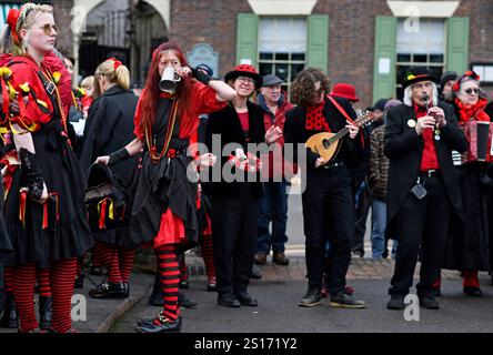 Morris-Tänzer am Neujahrstag erhellen einen langweiligen Tag auf der berühmten Ironbridge. Die Ironmen und Severn Gilders Morris Dancers treten jeden Neujahrstag auf der Worlds First Ironbridge auf. Quelle: David Bagnall Stockfoto