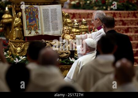 Vatikanstadt, Italien 01.01.2025: Papst Franziskus küsst das Jesuskind und verlässt die Basilika, nachdem er die Heilige Messe am Hochfest Mariens der heiligsten Mot gefeiert hat Stockfoto