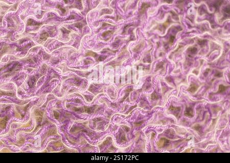 Hintergrund aus verwickeltem Garn. Probleme beim Zusammenfügen. Weiße und violette Fäden im Chaos. Bunte Fäden. Chaos-Konzept. Violette und weiße Handarbeiten. Stockfoto