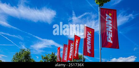 Penny Market Logo zwischen dem hellblauen Himmel und den weißen Wolken Stockfoto