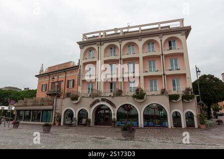 DESENZANO DEL GARDA, ITALIEN - 25. OKTOBER 2024: Szene in der Straße von Desenzano del Garda, mit Schwerpunkt auf dem Hotel Vittorio Stockfoto