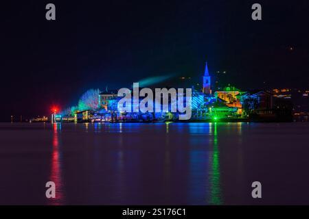 Die Lago Maggiore Islands sind nachts beleuchtet Stockfoto