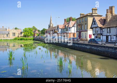 Godmanchester Cambridgeshire Causeway by the River Great Ouse mit dem Fish and Chips Shop am Riverside und dem Royal Oak Pub Godmanchester England UK GB Stockfoto