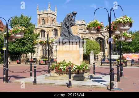 Huntingdon All Saints' Church auf dem Marktplatz mit dem Huntingdon Thinking Soldier war Memorial in Huntington Cambridgeshire England Großbritannien GB Europa Stockfoto