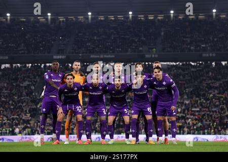 Turin, Italien. Dezember 2024. Die ACF Fiorentina startete elf für ein Teamfoto vor dem Auftakt in der hinteren Reihe ( L bis R ); Moise Kean, David de Gea, Yacine Adli, Pietro Comuzzo, Luca Ranieri und Alberto Gudmundsson in der ersten Reihe ( L bis R ); Andrea Colpani, Dodo, Danilo Cataldi, Fabiano Parisi und Riccardo Sottil, im Spiel der Serie A im Allianz Stadium in Turin. Der Bildnachweis sollte lauten: Jonathan Moscrop/Sportimage Credit: Sportimage Ltd/Alamy Live News Stockfoto