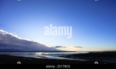 Ein Spaziergang entlang der Humber-Mündung in der Nähe von Brough Haven, East Yorkshire, UK Winter mit Wolken Stockfoto