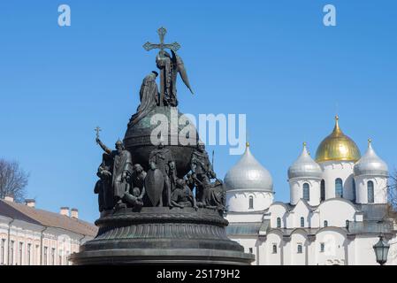 VELIKY NOWGOROD, RUSSLAND - 18. APRIL 2018: Die obere Ebene des Millenniums-Russlands-Denkmals und die Kuppeln der Hagia Sophia-Kathedrale auf einer sonnigen A Stockfoto