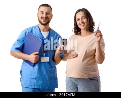 Junge Schwangere und Arzt, der Glucometer mit Lanzettenstiften auf weißem Hintergrund hält. Gestationsdiabetes-Konzept Stockfoto