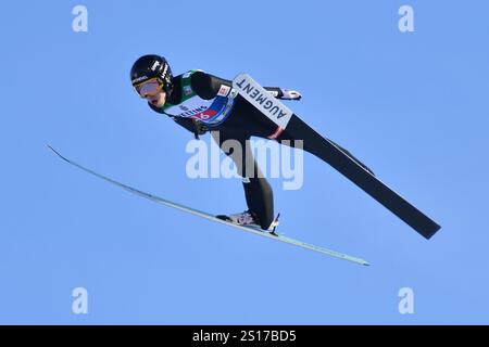 Garmisch Partenkirchen, Deutschland. Januar 2025. GARMISCH-PARTENKIRCHEN, DEUTSCHLAND - 1. JANUAR: Valentin Foubert aus Frankreich während der Männer Large Hill - HS142 des FIS World Cup Skisprung vier-Hügel-Turniers Männer Garmisch AT am 1. Januar 2025 in Garmisch-Partenkirchen, Deutschland.250101 SEPA 24 281 - 20250101 PD5065 Credit: APA-PictureDesk/Alamy Live News Stockfoto