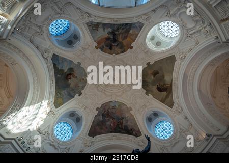 Paris, Frankreich - 12 26 2024: Le Petit Palais. Blick auf die Decke des Haupteingangs mit Dekorationen und Gemälden Stockfoto