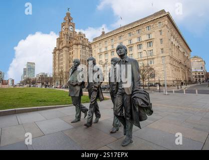 Bronzestatuen der vier Beatles, die der Bildhauer Andy Edwards vor den Liver-Gebäuden am Pier von Liverpool am Ufer geschaffen hat Stockfoto