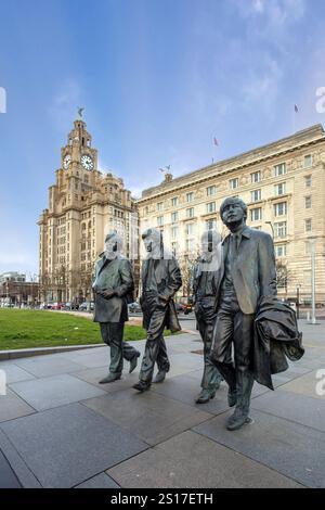 Bronzestatuen der vier Beatles, die der Bildhauer Andy Edwards vor den Liver-Gebäuden am Pier von Liverpool am Ufer geschaffen hat Stockfoto