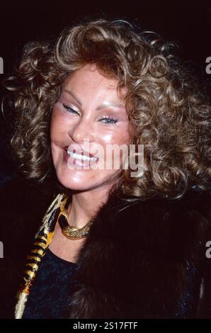 **DATEIFOTO** Jocelyn Wildenstein ist verstorben. Jocelyn Wildenstein nimmt am 16. Februar 1999 an der Vivienne Westwood Private Dinner Red Label Party in Macau in New York Teil. Foto: Henry McGee/MediaPunch Stockfoto