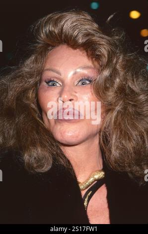 **DATEIFOTO** Jocelyn Wildenstein ist verstorben. Jocelyn Wildenstein bei einer Aufführung von „Fosse“ im Broadhurst Theatre in New York City am 4. März 1999. Foto: Henry McGee/MediaPunch Stockfoto