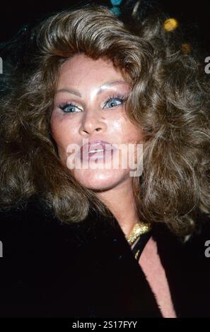**DATEIFOTO** Jocelyn Wildenstein ist verstorben. Jocelyn Wildenstein bei einer Aufführung von „Fosse“ im Broadhurst Theatre in New York City am 4. März 1999. Foto: Henry McGee/MediaPunch Stockfoto