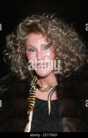 **DATEIFOTO** Jocelyn Wildenstein ist verstorben. Jocelyn Wildenstein nimmt am 16. Februar 1999 an der Vivienne Westwood Private Dinner Red Label Party in Macau in New York Teil. Foto: Henry McGee/MediaPunch Stockfoto