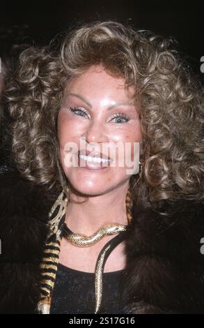 **DATEIFOTO** Jocelyn Wildenstein ist verstorben. Jocelyn Wildenstein nimmt am 16. Februar 1999 an der Vivienne Westwood Private Dinner Red Label Party in Macau in New York Teil. Foto: Henry McGee/MediaPunch Stockfoto