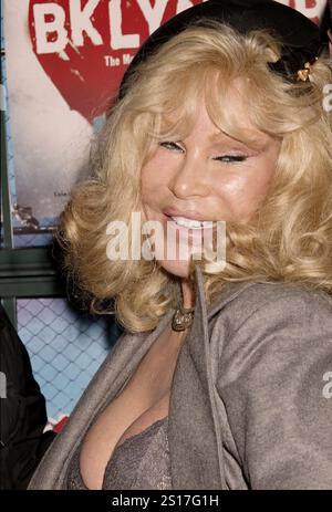 **DATEIFOTO** Jocelyn Wildenstein ist verstorben. NEW YORK, New YORK – 21. OKTOBER: Jocelyn Wildenstein kommt am 21. Oktober 2004 zur Eröffnungsfeier für Brooklyn the Musical, die im Guastavino’s in New York City stattfindet. Quelle: Joseph Marzullo/MediaPunch Stockfoto