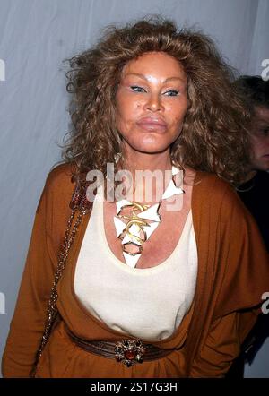 **DATEIFOTO** Jocelyn Wildenstein ist verstorben. JOCELYN WILDENSTEIN MERCEDES-BENZ FASHION WEEK LLOYD KLIEN FRÜHJAHR 2004 KOLLEKTION BRYANT PARK, NYC. 12/2003 Foto: John Barrett/PHOTOlink /MediaPunch Stockfoto