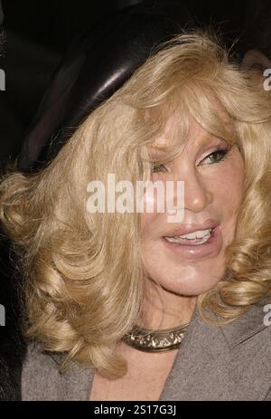 **DATEIFOTO** Jocelyn Wildenstein ist verstorben. NEW YORK, New YORK – 21. OKTOBER: Jocelyn Wildenstein kommt am 21. Oktober 2004 zur Eröffnungsfeier für Brooklyn the Musical, die im Guastavino’s in New York City stattfindet. Quelle: Joseph Marzullo/MediaPunch Stockfoto