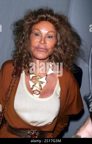 **DATEIFOTO** Jocelyn Wildenstein ist verstorben. JOCELYN WILDENSTEIN MERCEDES-BENZ FASHION WEEK LLOYD KLIEN FRÜHJAHR 2004 KOLLEKTION BRYANT PARK, NYC. 12/2003 Foto: John Barrett/PHOTOlink /MediaPunch Stockfoto