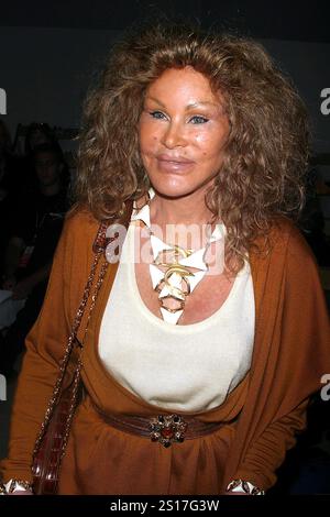 **DATEIFOTO** Jocelyn Wildenstein ist verstorben. JOCELYN WILDENSTEIN MERCEDES-BENZ FASHION WEEK LLOYD KLIEN FRÜHJAHR 2004 KOLLEKTION BRYANT PARK, NYC. 12/2003 Foto: John Barrett/PHOTOlink /MediaPunch Stockfoto