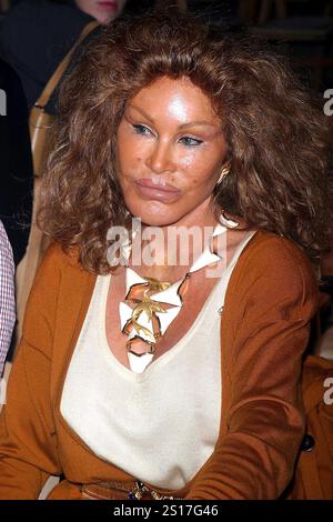 **DATEIFOTO** Jocelyn Wildenstein ist verstorben. JOCELYN WILDENSTEIN MERCEDES-BENZ FASHION WEEK LLOYD KLIEN FRÜHJAHR 2004 KOLLEKTION BRYANT PARK, NYC. 12/2003 Foto: John Barrett/PHOTOlink /MediaPunch Stockfoto
