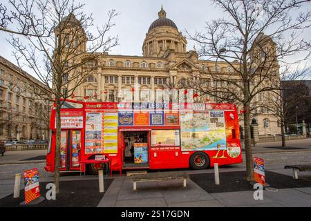 Roter Doppeldeckerbus mit offenem Oberdeck vor dem Port of Liverpool Building in der Stadt Merseyside von Liverpool Stockfoto