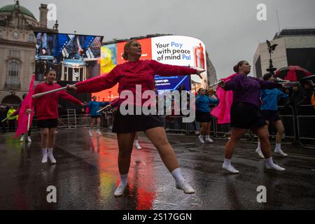 London, UK, 1. Januar 2025. Tänzer winken während einer Parade mit Schlagstöcken. Tausende von Zuschauern trotzen starkem Wind und starkem Wind, um an der jährlichen London New Year Day Parade 2025 teilzunehmen. Quelle: James Willoughby/ALAMY Live News Stockfoto