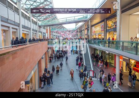 Leute, die nach dem Weihnachtsverkauf im Zentrum der merseyside Stadt Liverpool in Liverpool One einkaufen Stockfoto